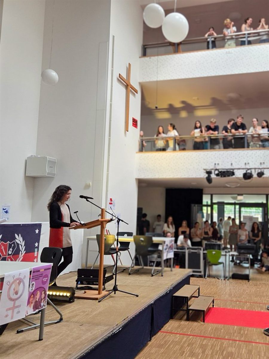 Staatsministerin Prof. Constanze Geiert beim Staatsbesuch an der Christlichen Schule Dresden